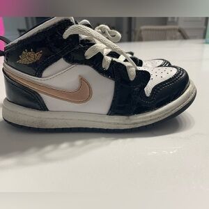 Nike Toddler Air Jordan’s 1 Mid SE Sneakers in Black, White and Gold Size 9C